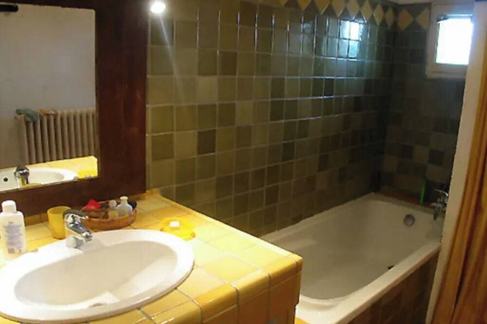 Entire apartment, Charm and comfort in the heart of Manguin - Balcony overlooking park and barbecue in Fourques, Nimes region