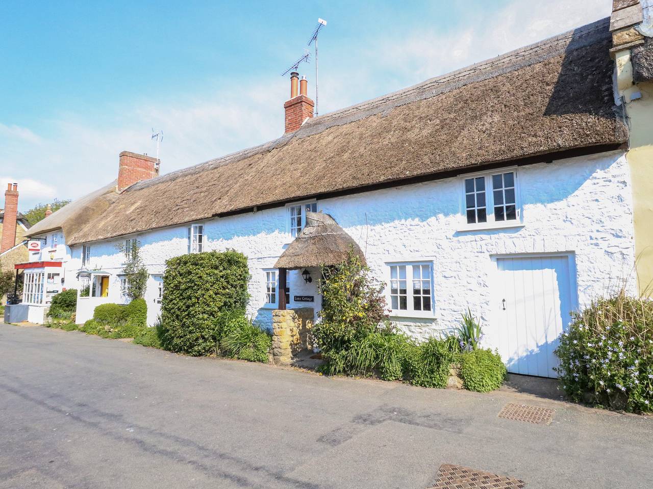 Lime Cottage in Burton Bradstock, Dorset