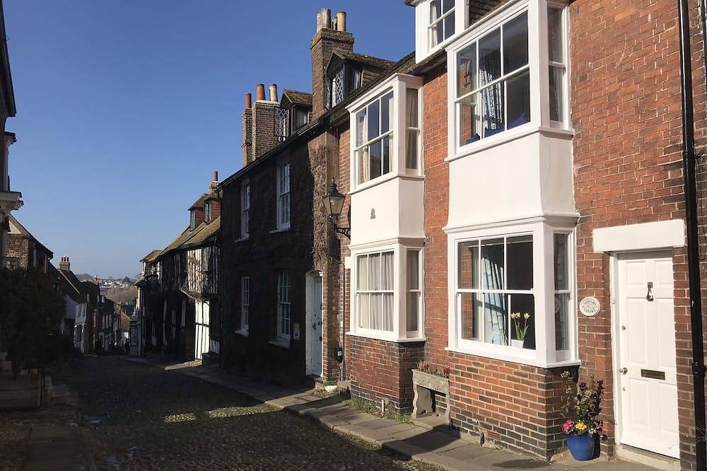 Pretty 18th century cottage centrally situated  on Mermaid Street in Rye in Rye, East Sussex