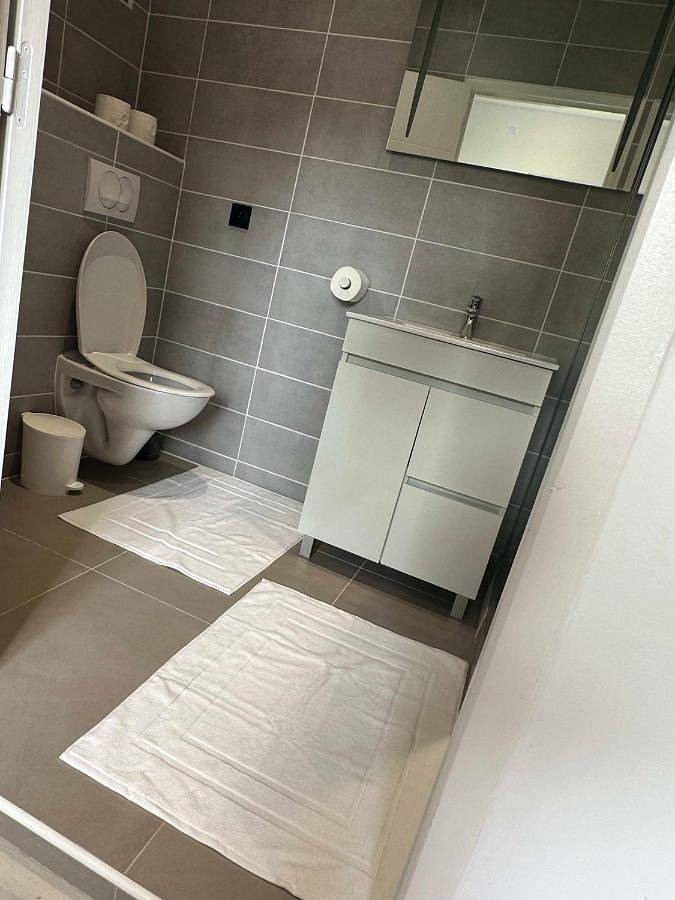 Gîte pour 2 personnes, avec terrasse ainsi que jardin et piscine dans Plage de Montabo - 4