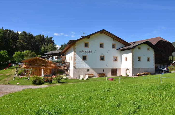 Ganze Wohnung, Ferienwohnung 'Dorf' mit Bergblick, Gemeinschaftsgarten und Wi-Fi in Kastelruth, Dolomiti Superski