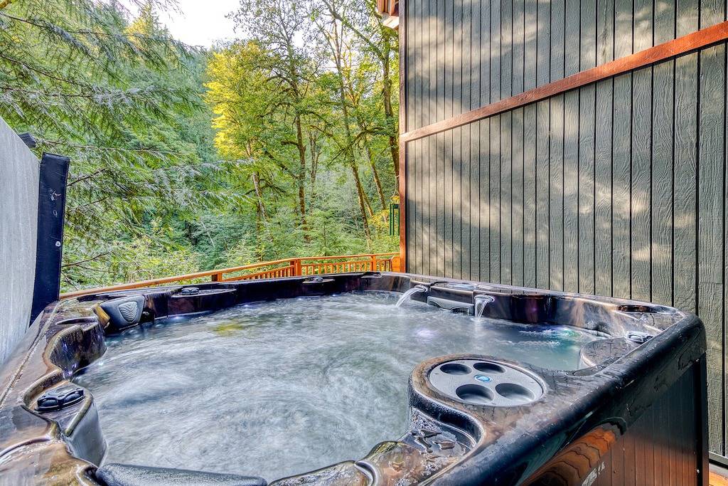 Creekside Home w / privaten Whirlpool, tolle Terrasse und tolle Aussicht auf die Wälder! in Welches, Mount Hood