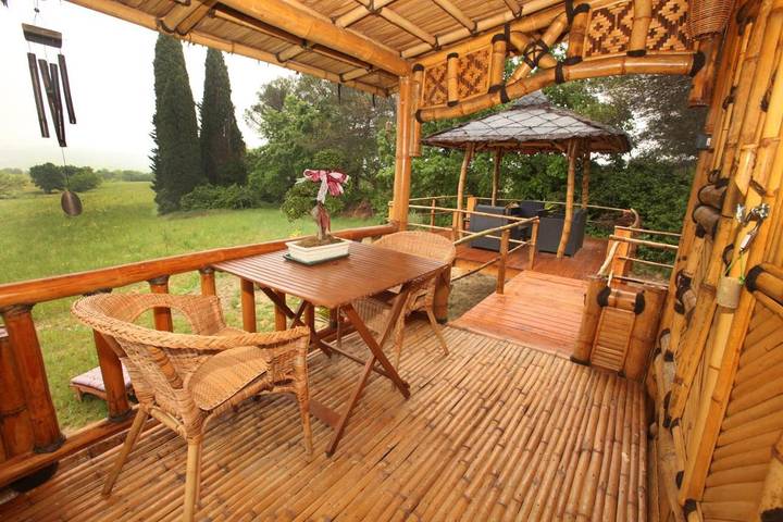 Location de vacances pour 3 personnes, avec piscine ainsi que vue et jardin à Aigremont - 4