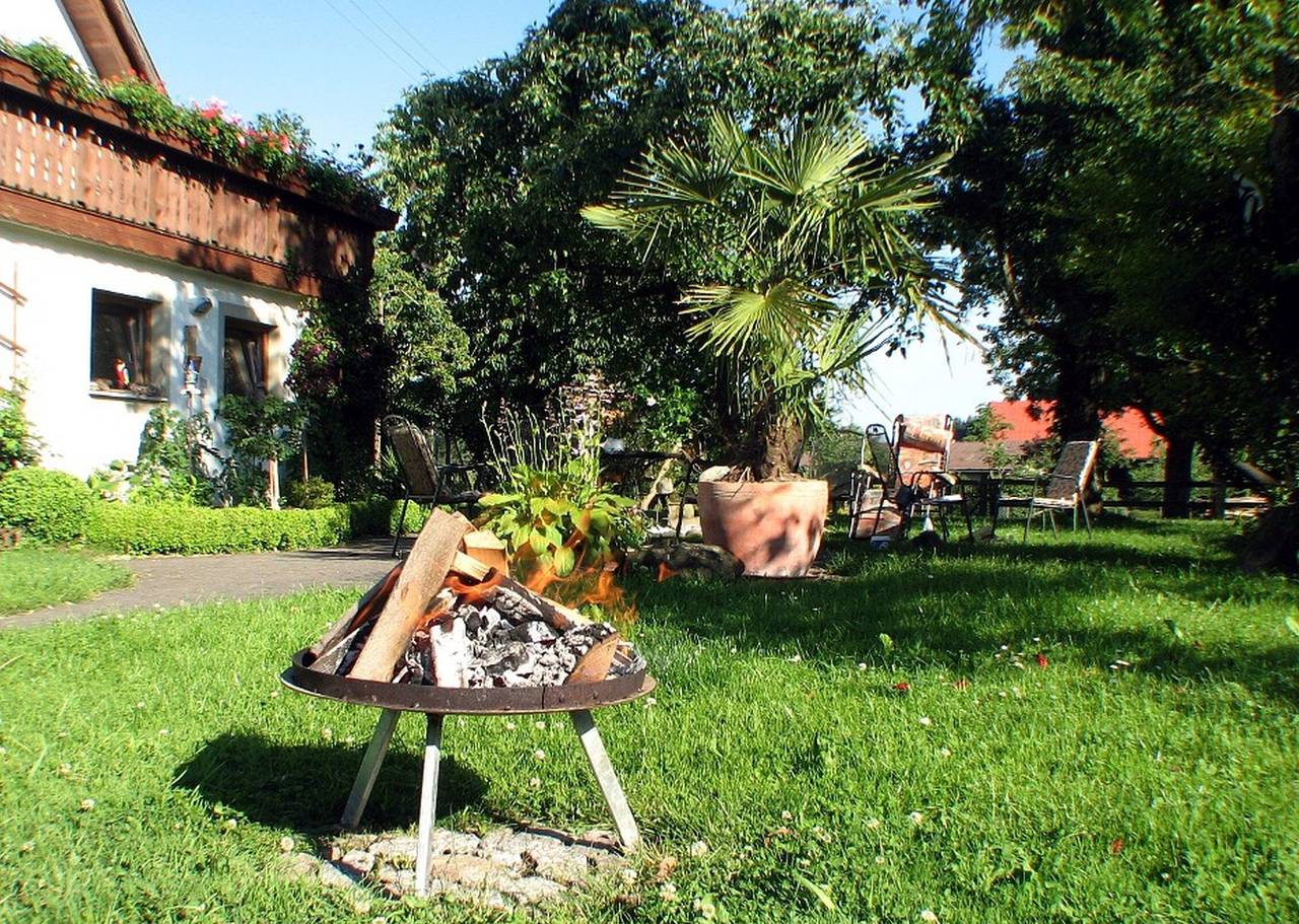 Ganze Wohnung, Ferienwohnung 'Riedblick' mit Gemeinschaftsterrasse, Gemeinschaftsgarten und Wi-Fi: in Wilhelmsdorf, Region Bodensee-Oberschwaben