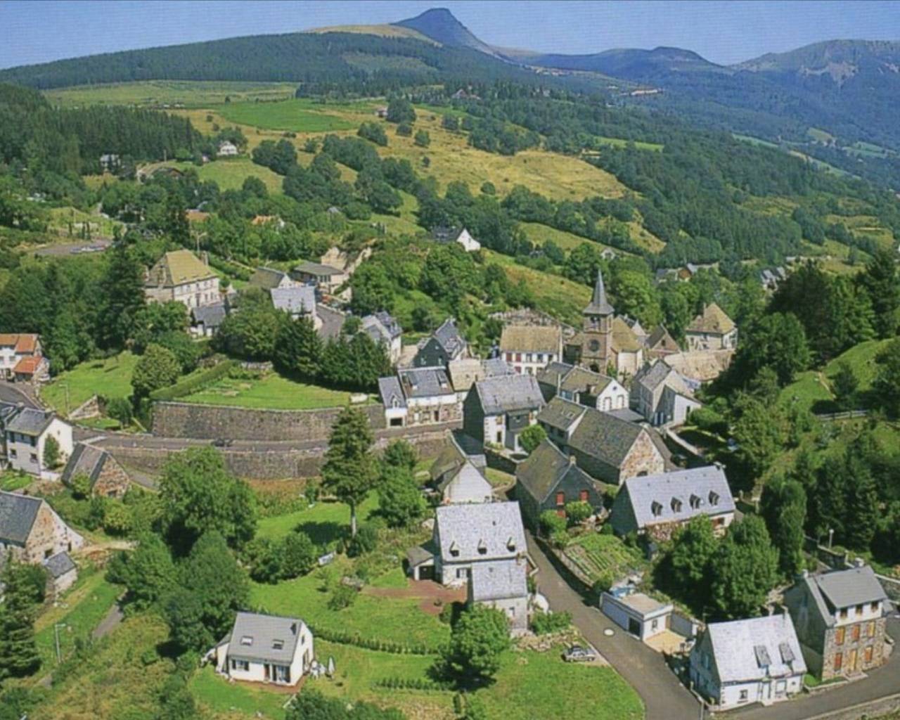 Maison individuelle 70 m², fermette auvergnate in Murat-le-Quaire, Parc naturel régional des Volcans d'Auvergne