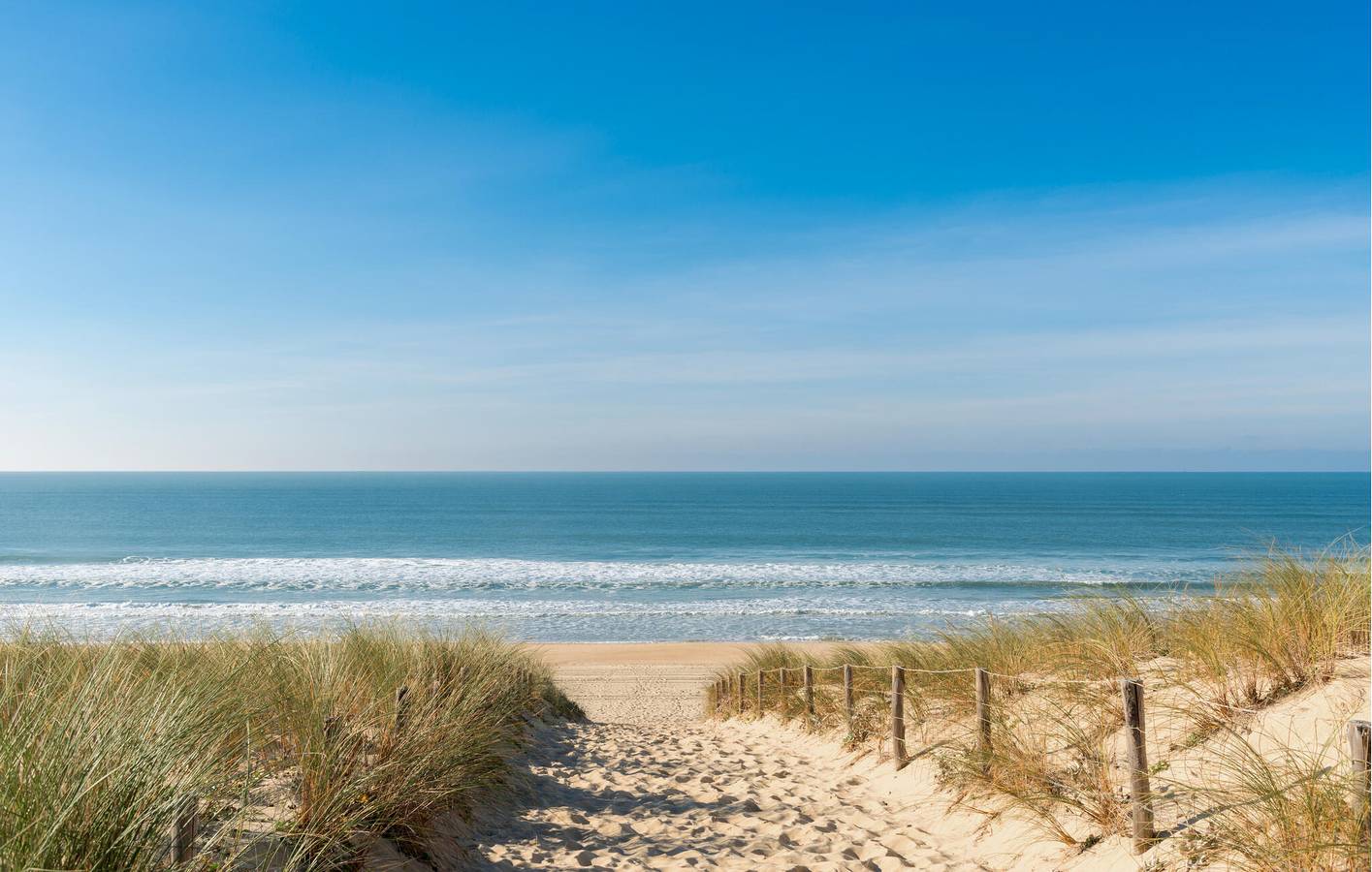 Acogedora casa móvil con piscina, jardín y WiFi cerca del restaurante Les Pinèdes in Saint-Julien-en-Born, Côte d’Argent