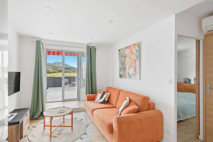 Gîte pour 4 personnes, avec terrasse et jardin, animaux acceptés dans Plage Font Brun Carqueiranne - 2