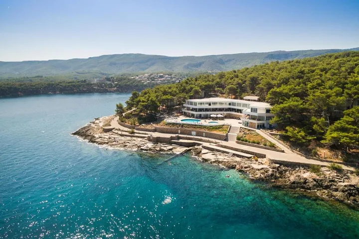 Hotel para 3 personas, con terraza y piscina para niños además de vistas y piscina, Se admiten mascotas - 1