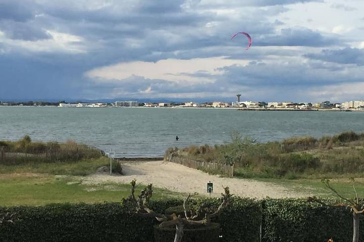Location de vacances pour 5 personnes, avec jardin ainsi que balcon et jacuzzi dans Port Camargue