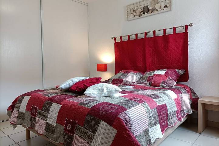 Ganze Wohnung, T1 Bis B37 With Terrace In Residence With Swimming Pool in Salies-de-Béarn, Béarn