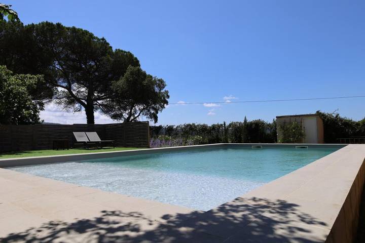 Chambre d’hôte pour 3 personnes, avec vue et piscine ainsi que terrasse et jardin, animaux acceptés
