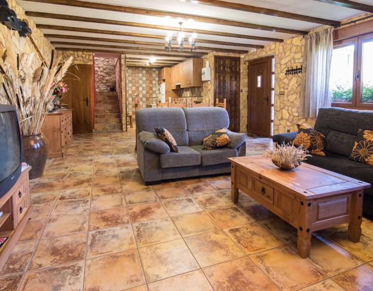 Casa rural 'Castillo Eugenio' con jardín privado, balcón y Wi-Fi in Sasamón, Provincia de Burgos