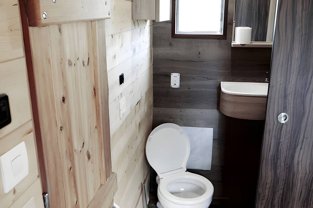 Houseboat Cabin by the Water's Edge in Brissac-Quincé, Angers region