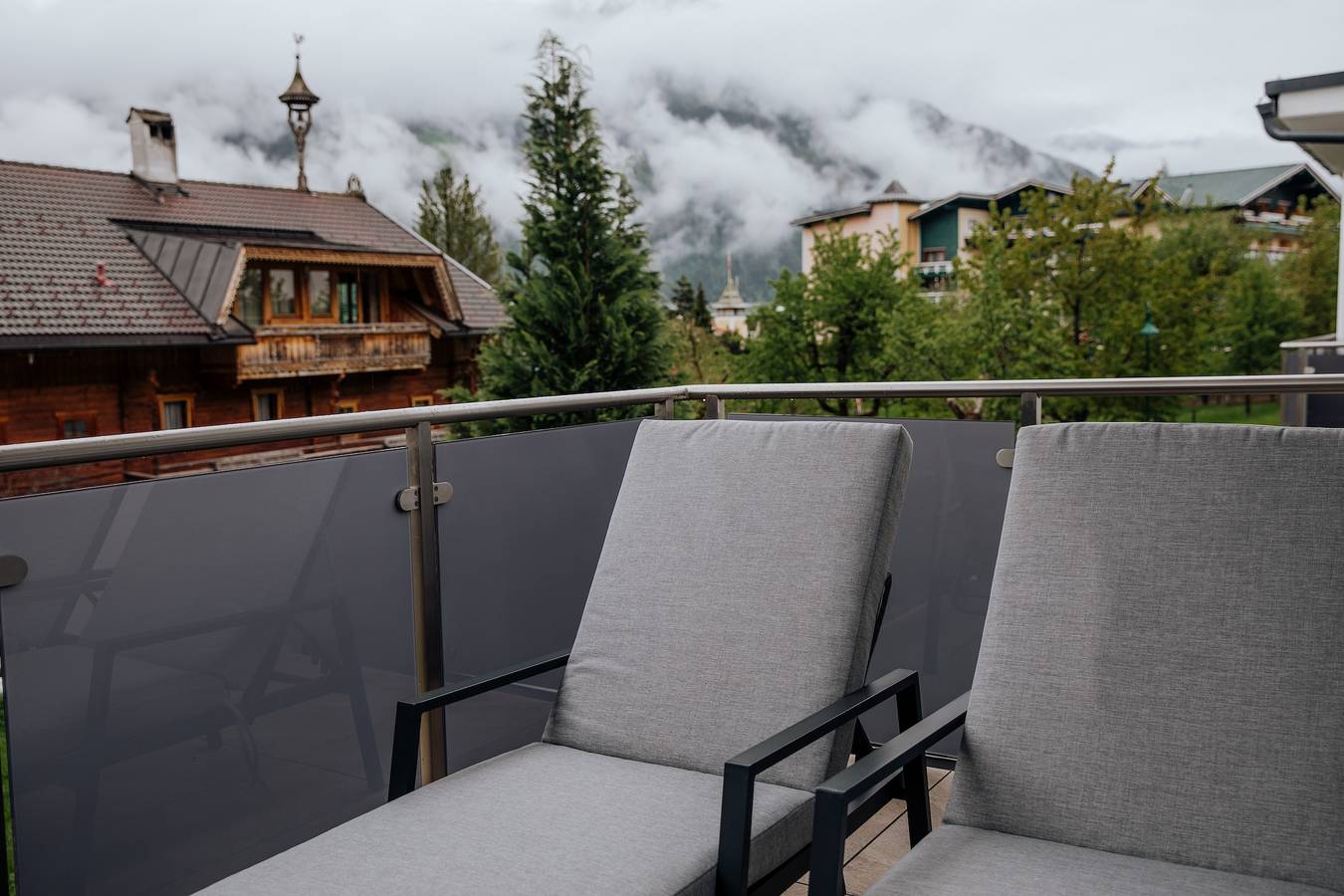 Ganze Wohnung, Ferienwohnung 'Chalet Zillertal Juwel' mit Bergblick, Balkon und Wlan in Tuxer Alpen, Fügen
