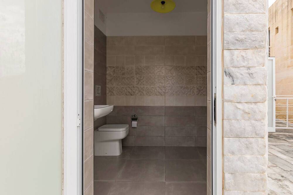 Eine spektakuläre, brandneue, moderne Villa direkt am Meer! in Marsaskala, Insel Malta