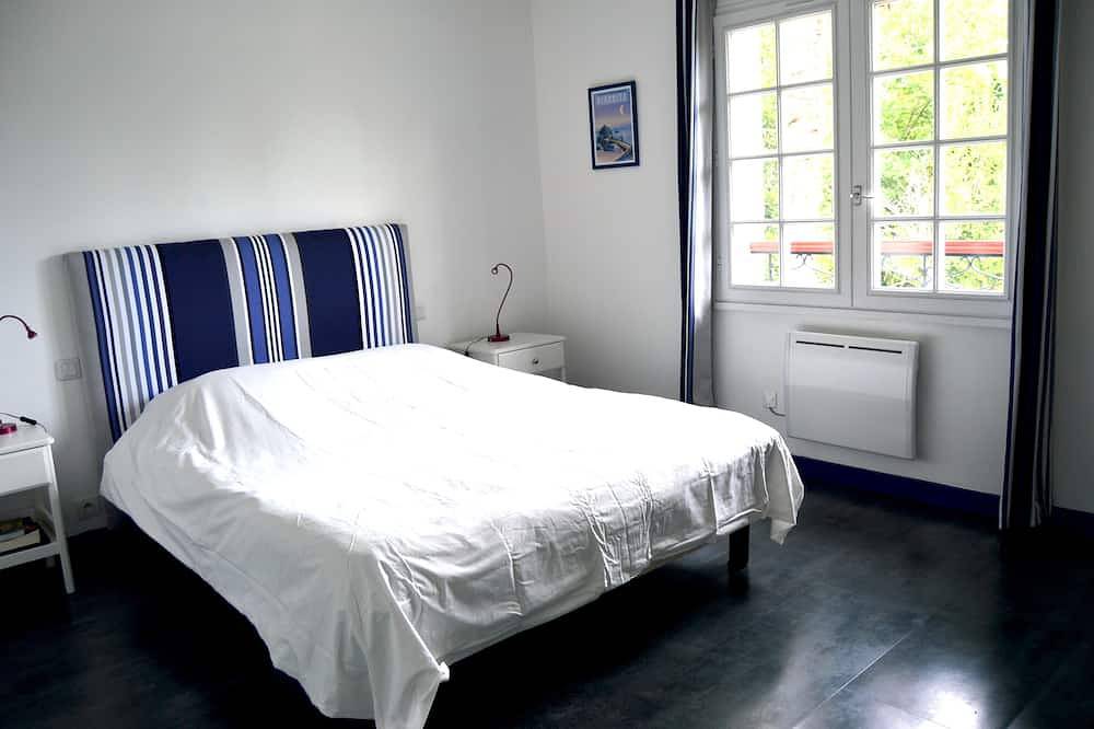 Maison Basque Familiale et Piscine Chauffée 9pers in Bassussarry, Bayonne region