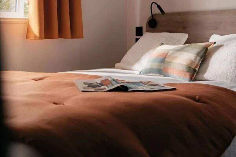 Zecamping 4* espace aquatique toboggans animaux acceptés tente Tv clim in Callas, Draguignan Region