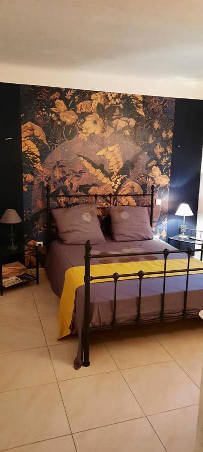 Chambre d’hôte pour 2 personnes, avec Terrasse et Jardin ainsi que Piscine et Vue