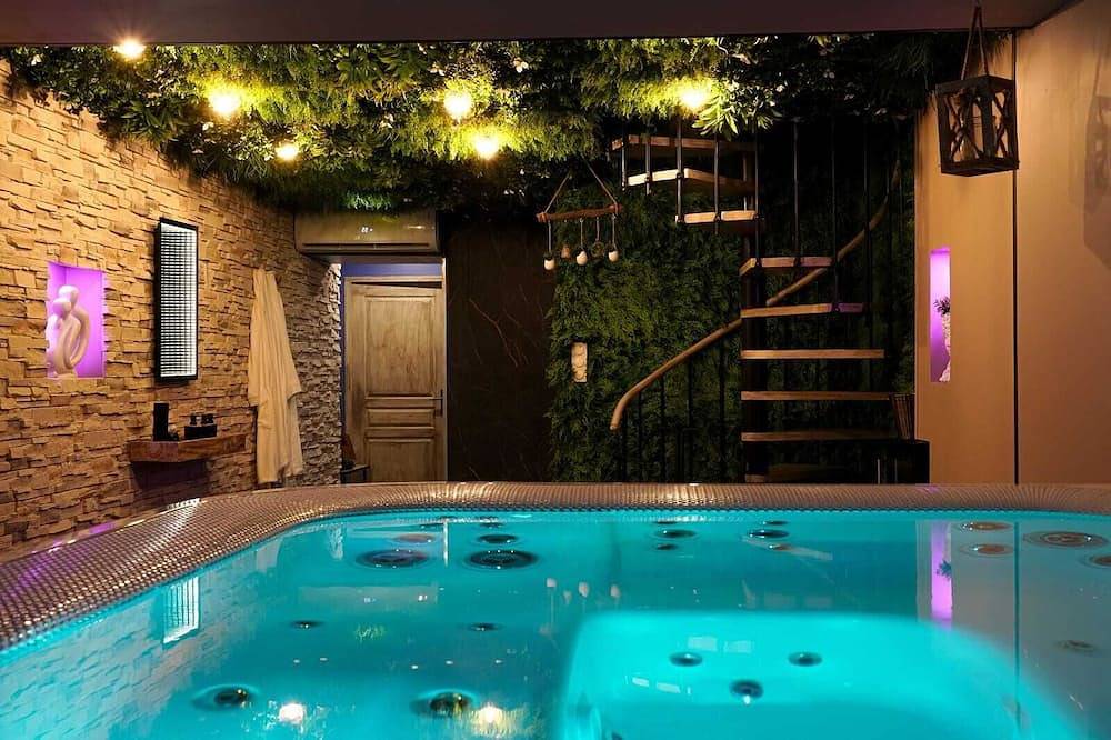 Suite romantiqueet son véritable jacuzzi privatif in Lallaing, Département Nord