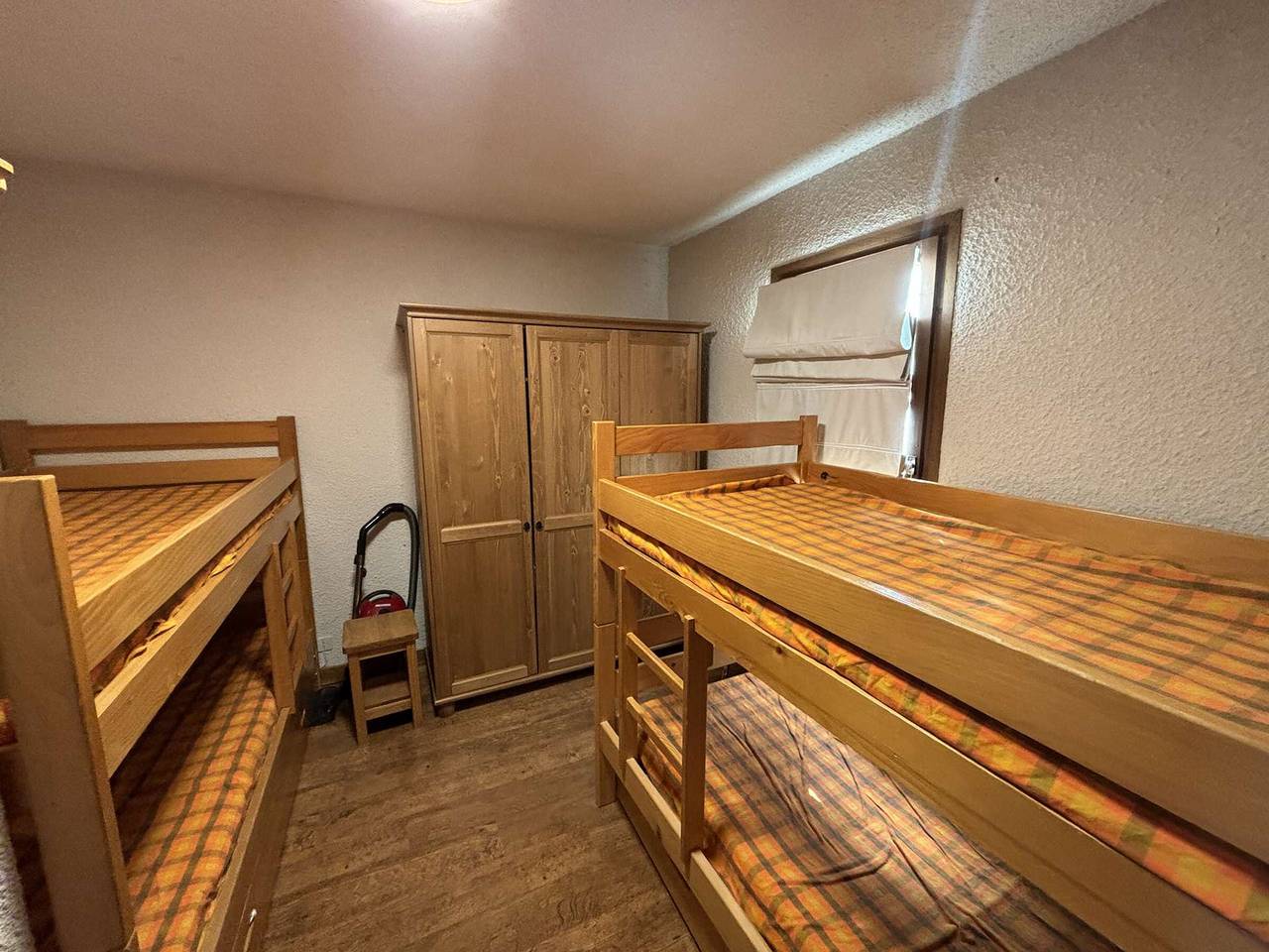 Apartamento entero, Auris en Oisans: Apt para 4, 250m de pistas, balcón, parking gratuito, mascotas permitidas in Auris, Parque Nacional de los Ecrins