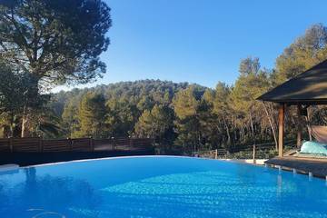 Location de vacances pour 10 personnes, avec terrasse ainsi que sauna et jacuzzi à Saint-Clément-de-Rivière