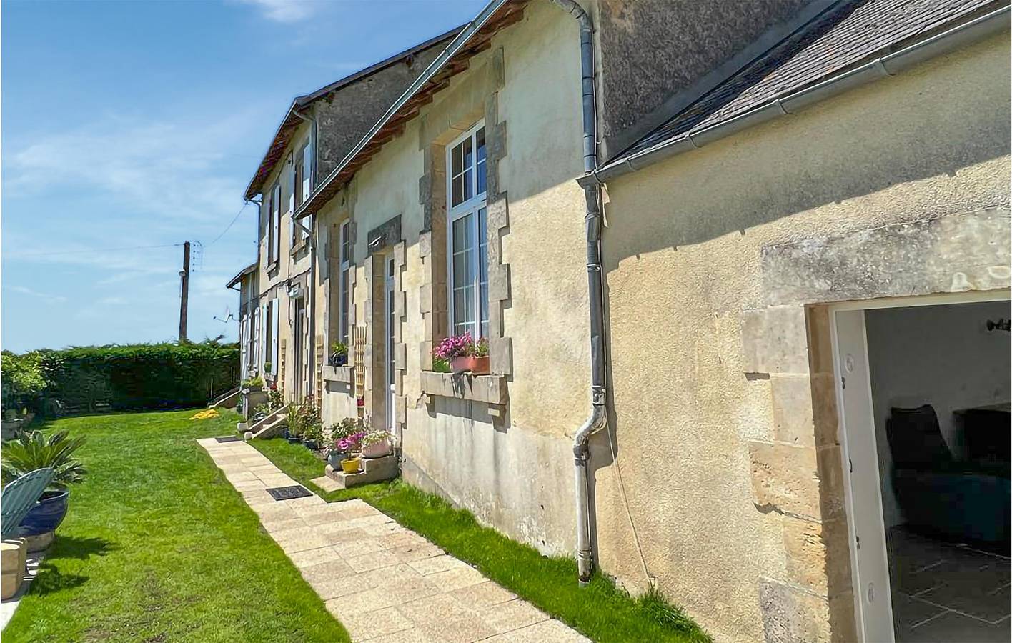 180sqm Apartment: Pool, Garden, Parking, Internet - Loge-Fougereuse, La Vendée in Loge-Fougereuse, Fontenay-le-Comte