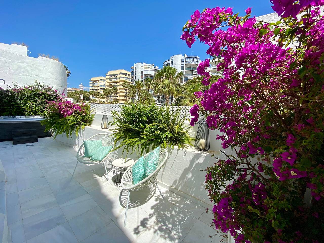 Apartamento inteiro, Apartamento "Deluxe On The Beach" com vista mar, Wi-Fi e ar condicionado in Marbella Centro, Marbella