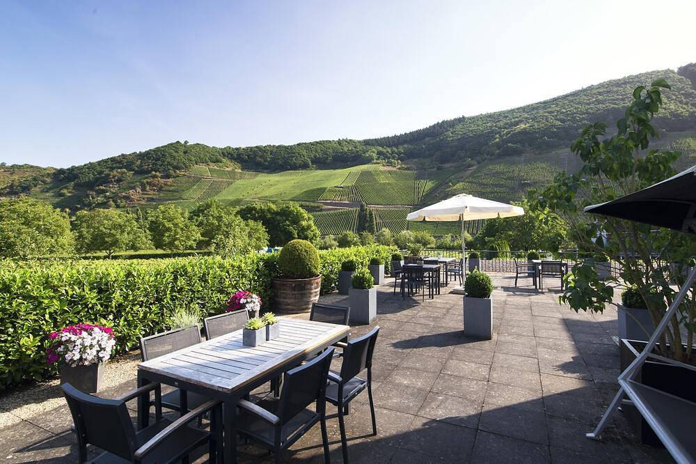 Geheel appartement, Apartment-Private Bathroom-Balcony-Apartment in Trittenheim, Moseleifel