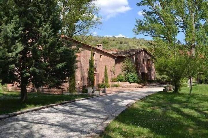 Casa de vacaciones para 13 personas, con balcón además de jardín y jacuzzi, Se admiten mascotas en Provincia de Guadalajara