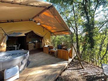 Tente pour 5 personnes, avec piscine dans le Cantal