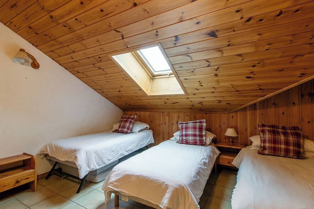 Entire apartment, Cozy Ski loft next to gondola and town. easy access to ski &hiking. sleeps10. in Verchaix, Bonneville region