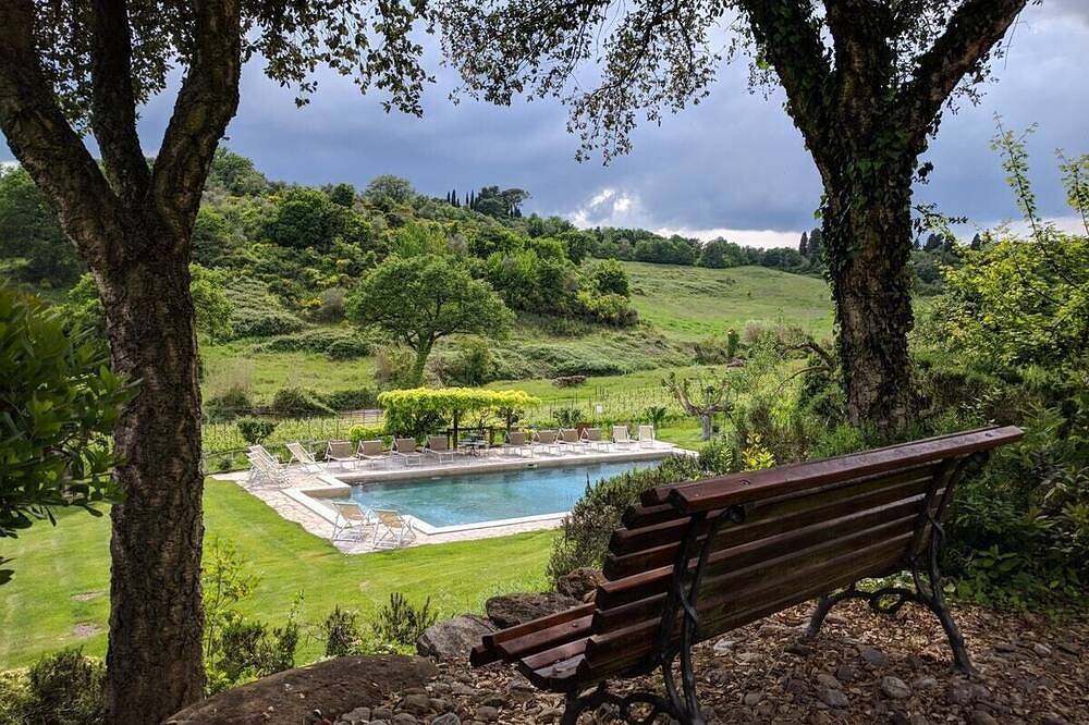 Villa La Cascata with swimming pool in Chiusi, Chianti
