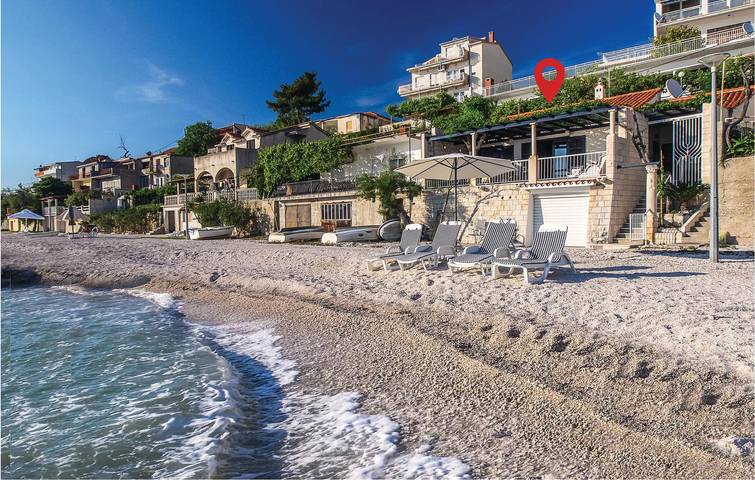 Charming 2km to Beach: Cozy 140m² Apartment with Terrace & Wi-Fi in Podstrana, Split-Dalmatia
