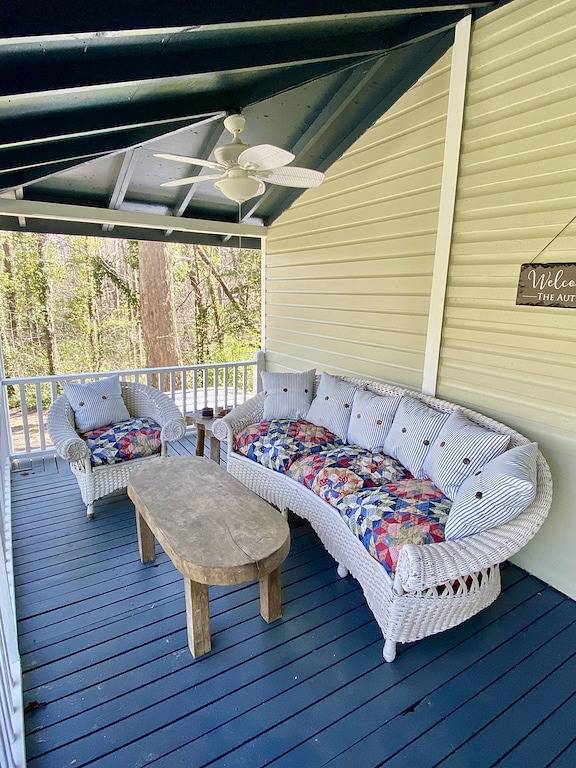 Cozy historic cottage in the woods. 10 minute walk to town in Tryon, Polk County NC