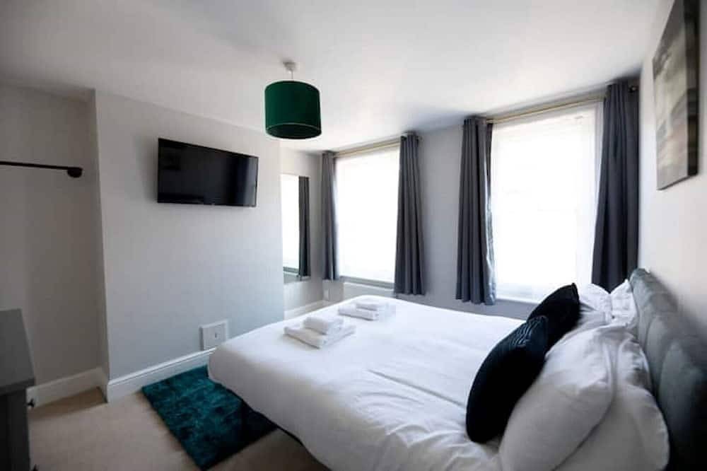 Eighty-Eight, Cathedral View with Private Parking & Ev Charger in Salisbury, Wiltshire