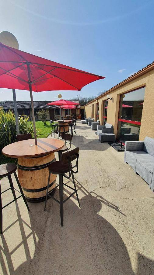 Chambre d’hôte pour 2 personnes, avec terrasse et piscine ainsi que vue et jardin dans les Hautes-Pyrénées - 3