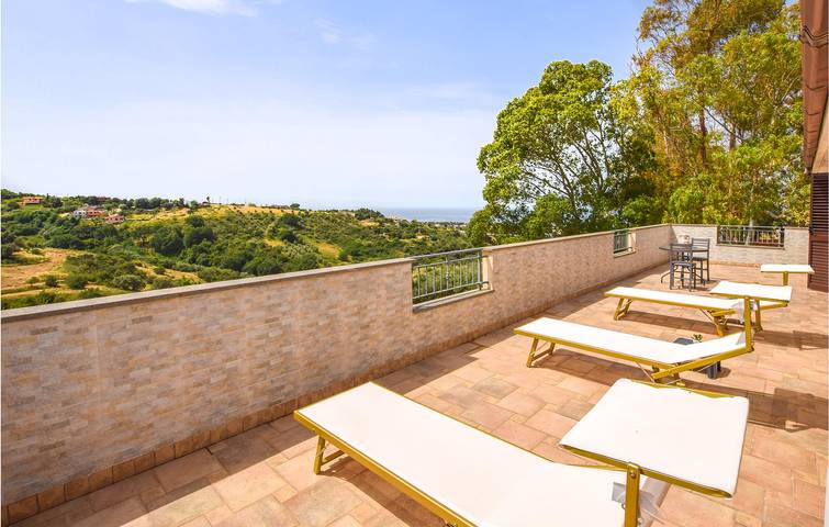 Accogliente appartamento con terrazza, WiFi e parcheggio - Vicino alla costa e al fiume in Civitavecchia, Provincia di Roma