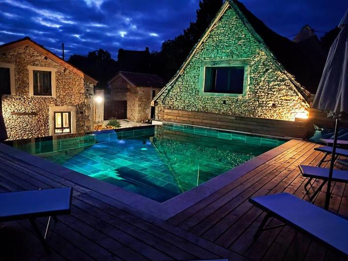 Location de vacances pour 2 personnes, avec Terrasse et Jacuzzi ainsi que Jardin et Piscine à Brouchaud