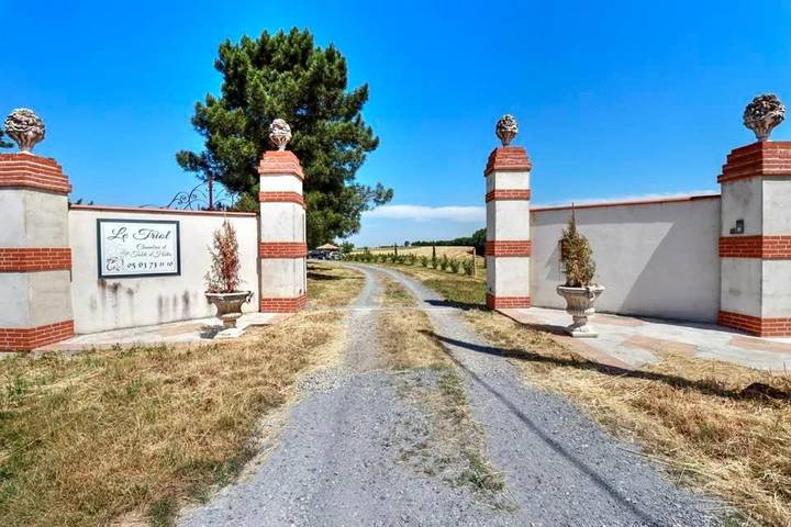 Gîte pour 2 personnes, avec vue et piscine ainsi que sauna et jardin à Montredon-Labessonnié - 2