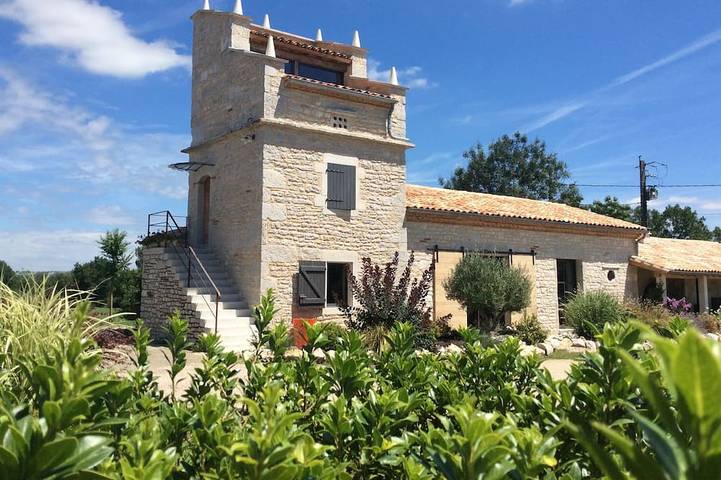 Gîte pour 4 personnes, avec Terrasse ainsi que Jardin et Piscine à Septfonds