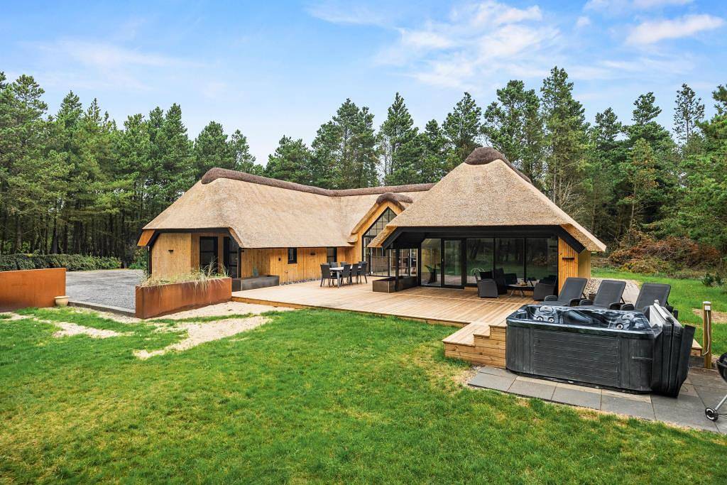Großes, gemütliches Ferienhaus mit Pool und Kaminofen in Blåvand in Blavand, Varde