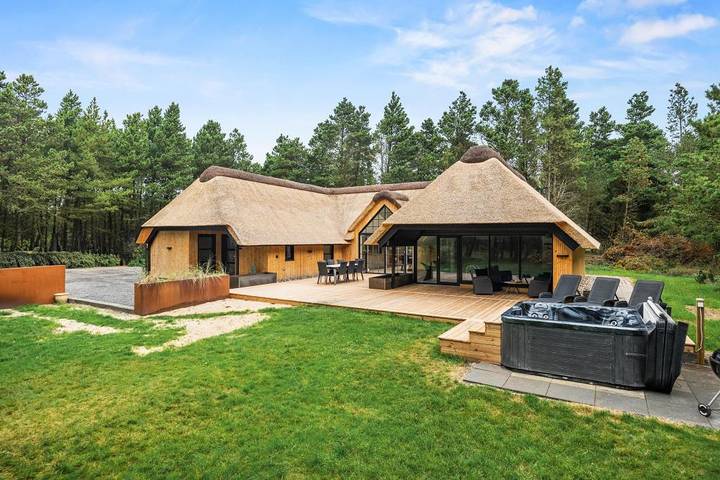 Villa für 8 Personen, mit Terrasse und Whirlpool sowie Balkon/Terrasse und Pool - 1