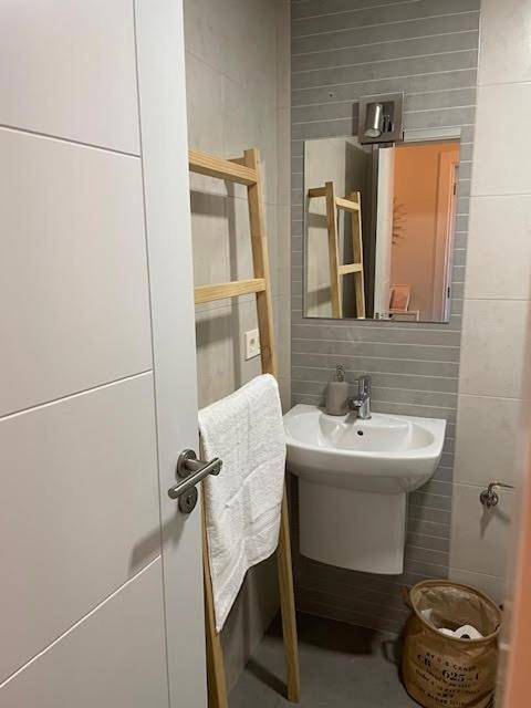 Gîte pour 3 personnes, avec Jardin et Piscine à Ares - 4
