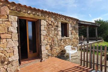 Location de vacances pour 8 personnes, avec terrasse et jardin dans Sagone