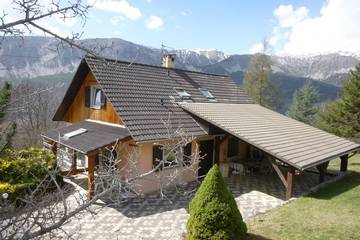 Gîte pour 14 personnes, avec jacuzzi et jardin, animaux acceptés à Beauvezer