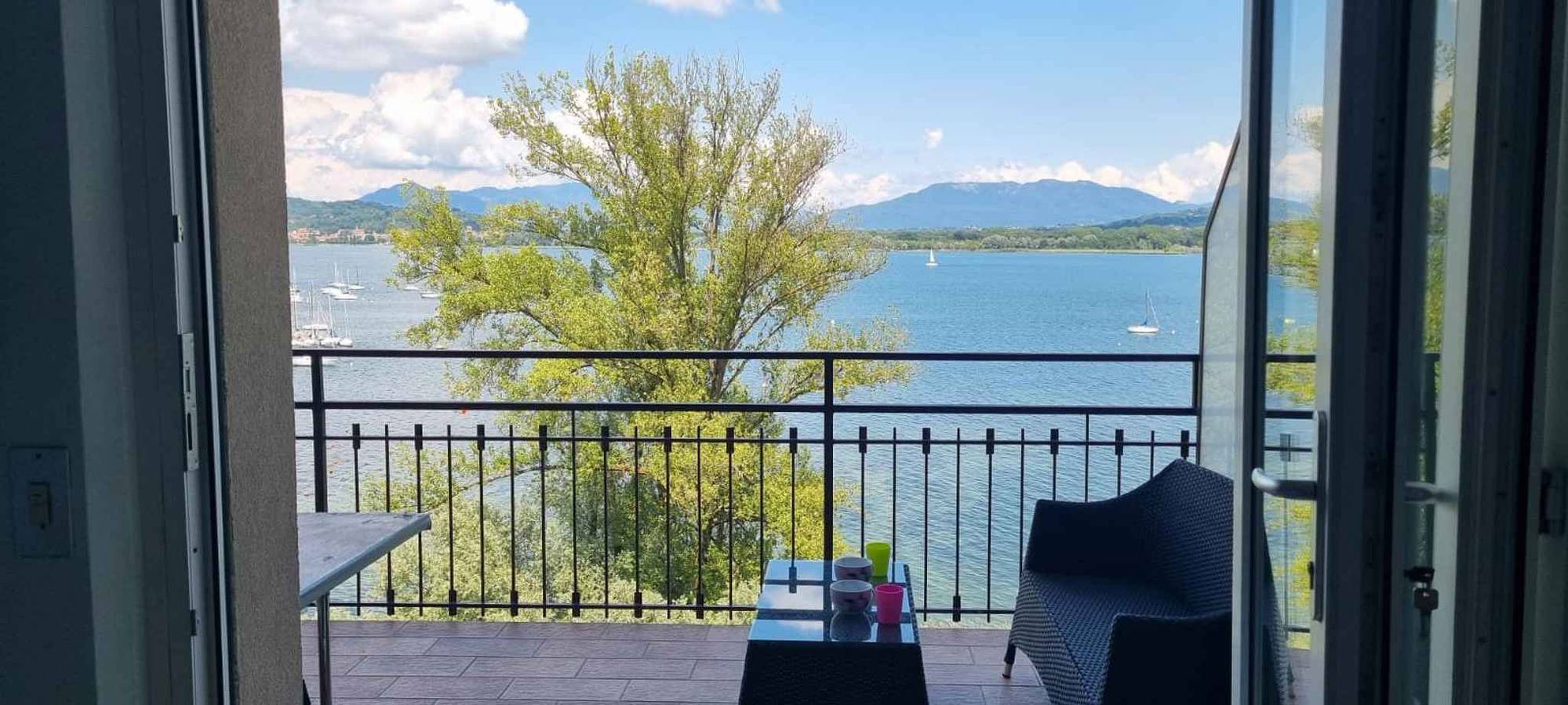 Ganze Ferienwohnung, Ferienwohnung mit Klimaanlage und Balkon mit Seeblick in Dormelletto, Lago Maggiore (Piemont)