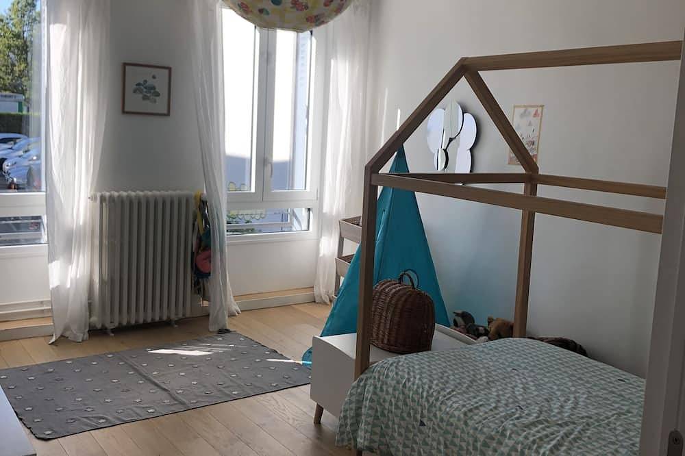 Swimming pool and countryside just a stone's throw from Paris in Montreuil, Seine-Saint-Denis