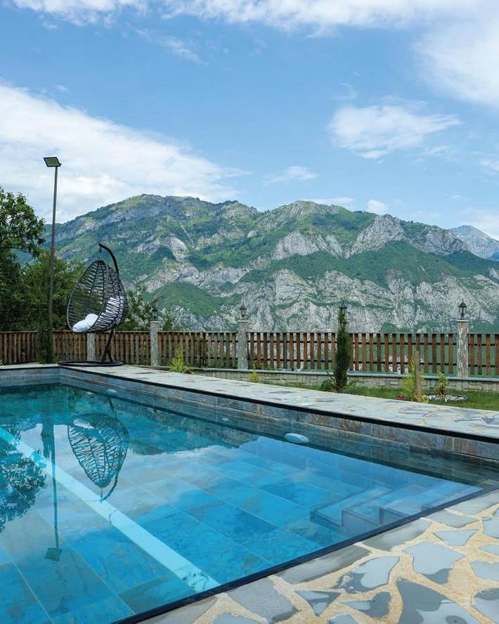 Villa pour 8 personnes, avec Balcon et Terrasse ainsi que Jardin et Piscine