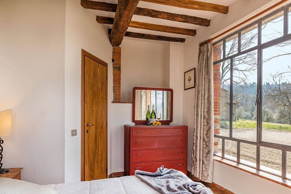 Im Erdgeschoss befinden sich zwei Schlafzimmer, ein Badezimmer mit Dusche und ein Badezimmer mit Wc. in Pieve A Presciano, Laterina Pergine Valdarno
