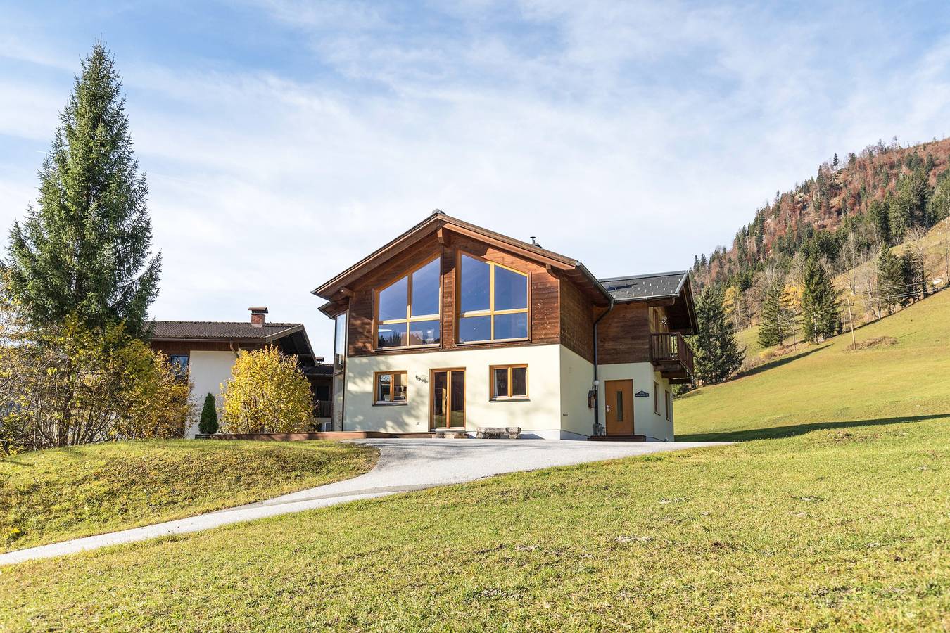 Chalet 'Skiblickhaus' with Mountain View, Private Terrace and Wi-Fi in Salzkammergut Mountains, Rußbach am Paß Gschütt